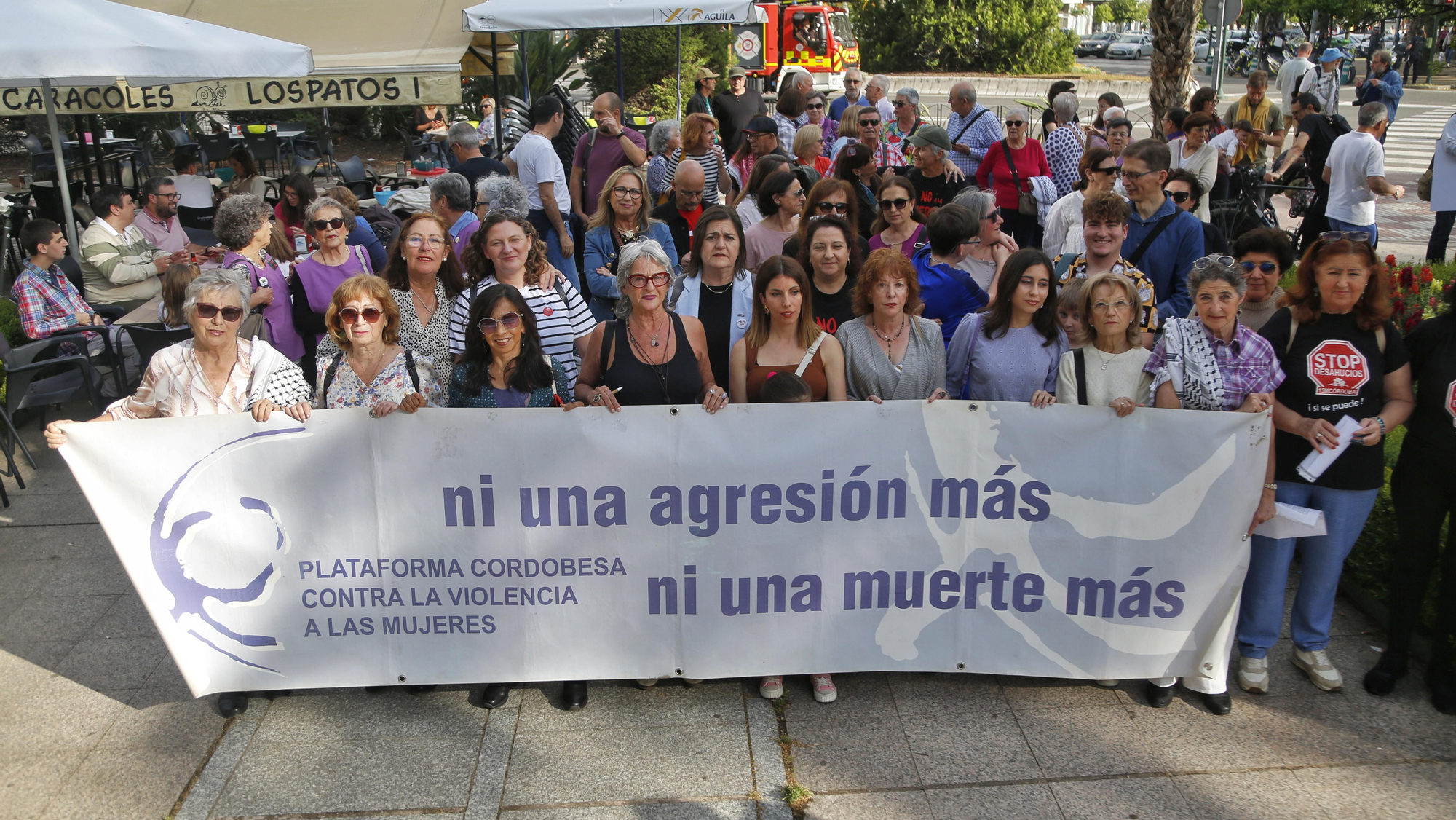 La Plataforma Cordobesa contra la Violencia a las Mujeres sale a la calle para decir 'Basta ya', tras el asesinato de Tulia en el barrio de La Fuensanta
