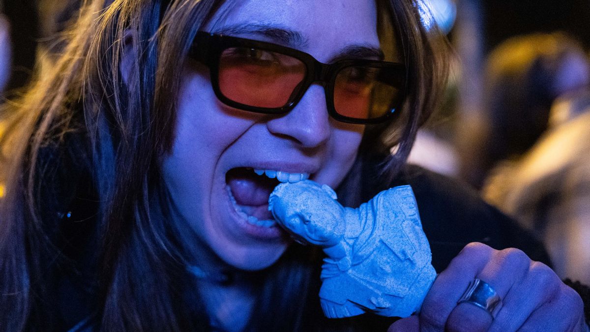 Emma muerde un busto de Orbán.