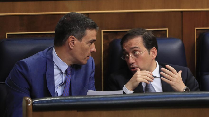 En la imagen, el presidente del Gobierno, Pedro Sánchez, conversa con el ministro de Asuntos Exteriores, José Manuel Albares (d), este miércoles durante el pleno del Congreso de los Diputados. EFE/Fernando Alvarado
