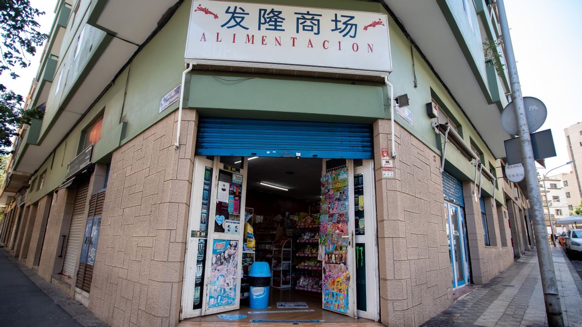 Un establecimiento con chucherías y bebidas azucaradas cerca de un colegio en Santa Cruz de Tenerife