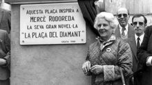 The Catalonian writer Mercé Rodoreda, recently Prize of the Critics, has uncovered today a commemorative plaque during the tribute that she recieved in Diamante square, place at Gracia district, the place that inspired his novel with the same title.