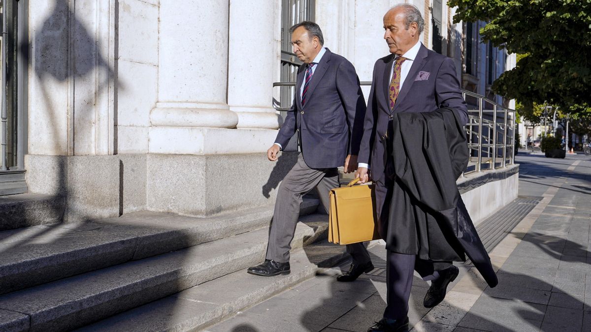 El empresario Francisco Esgueva (i), a su llegada al juicio de la conocida como trama eólica en Castilla y León, en una imagen de archivo.