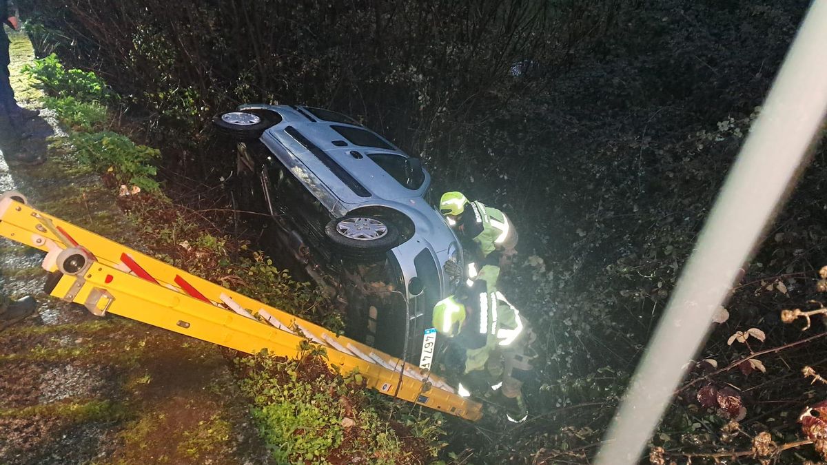 Los Bomberos ayudando a liberar a la conductora herida esta mañana en Villafranca del Bierzo.