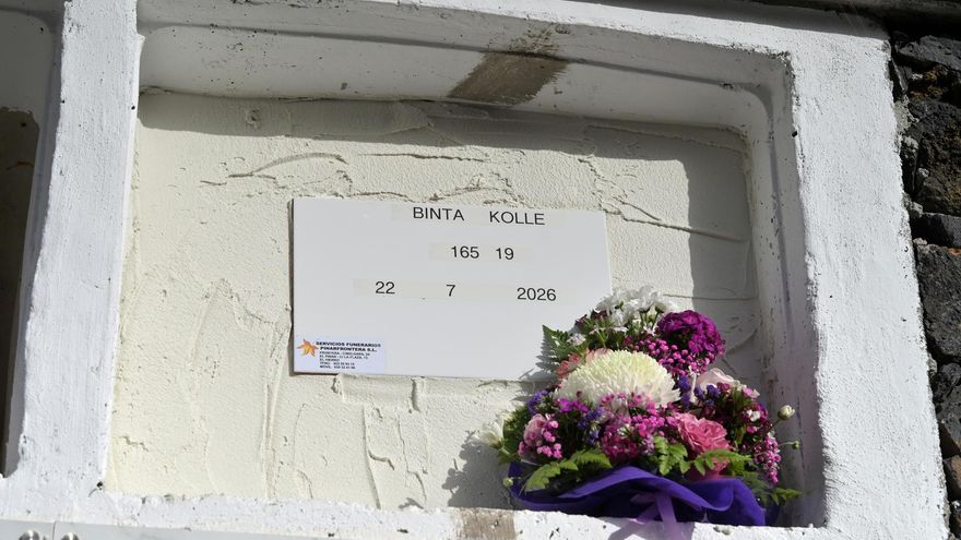 Enterrada en El Hierro la mujer inmigrante que llegó muerta en un cayuco con 165 personas