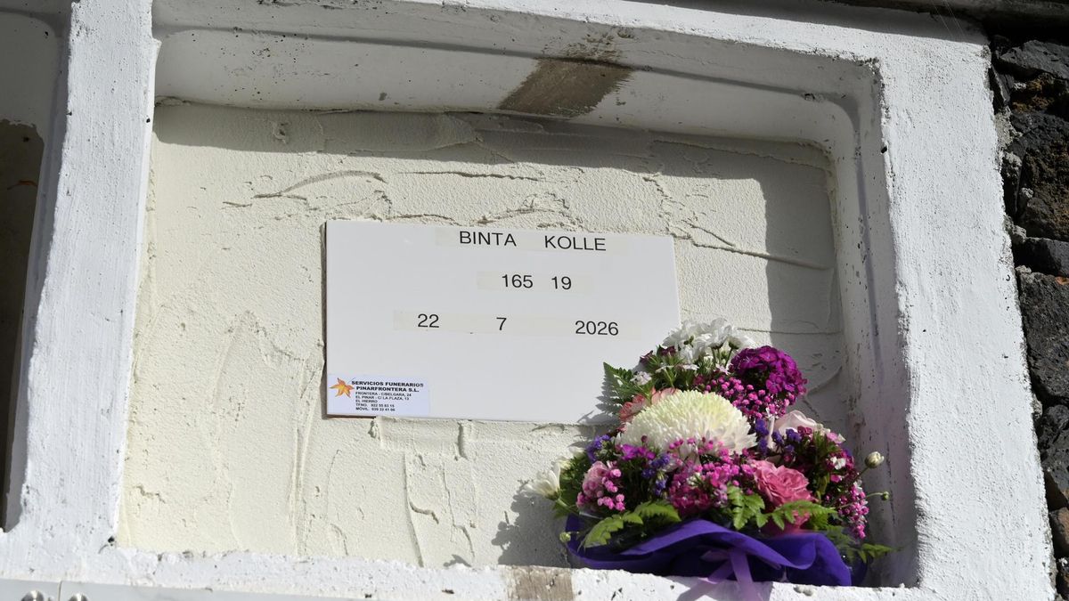 Enterrada en El Hierro la mujer inmigrante que llegó muerta en un cayuco con 165 personas