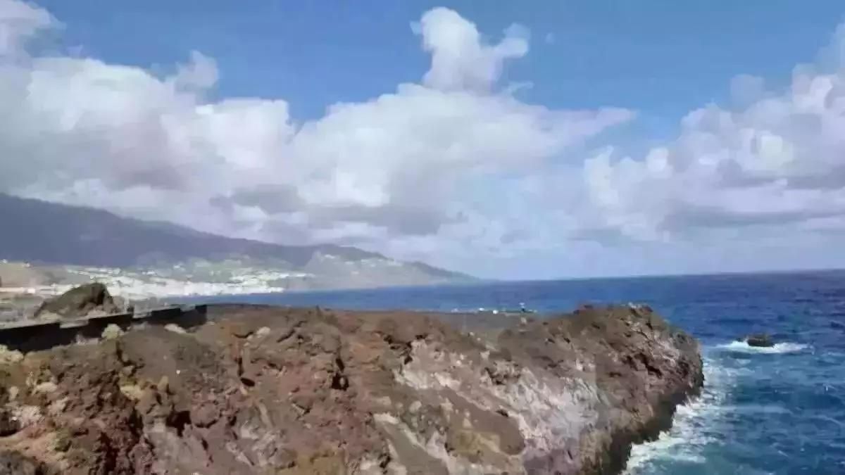 Imagen de archivo de la zona este de La Palma, desde Los Cancajos (Breña Baja), con nubes y claros.