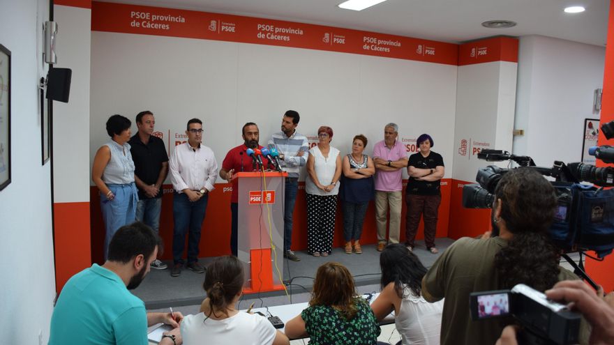 El secretario provincial socialista, Miguel Ángel Cáceres, con concejales, reprochando la continuidad de Aguilera