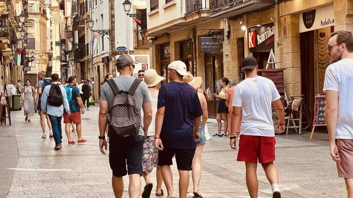 El alcalde de Donostia, del PNV, desafía el calendario pactado por su partido para implantar la tasa turística