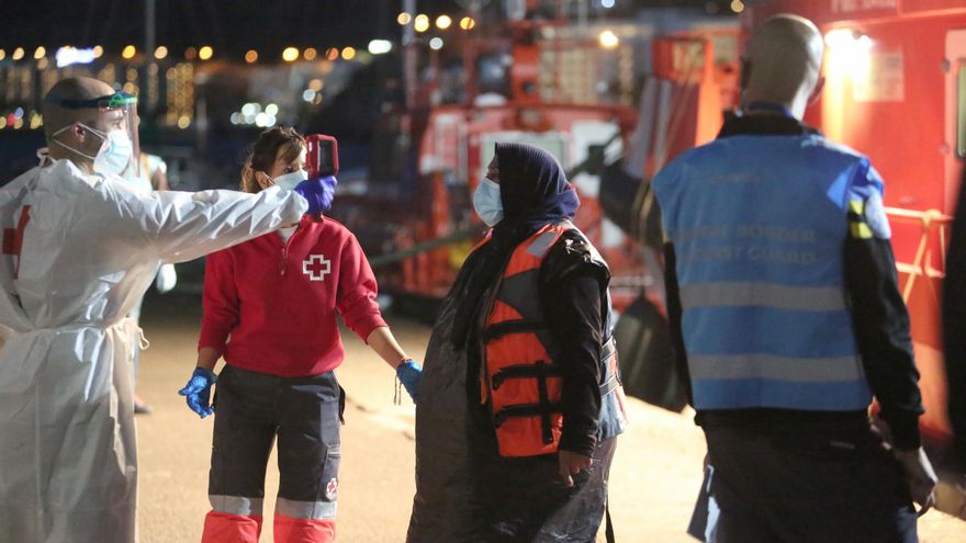 Una mujer desembarca en el muelle de Arguineguín tras varios días en una patera