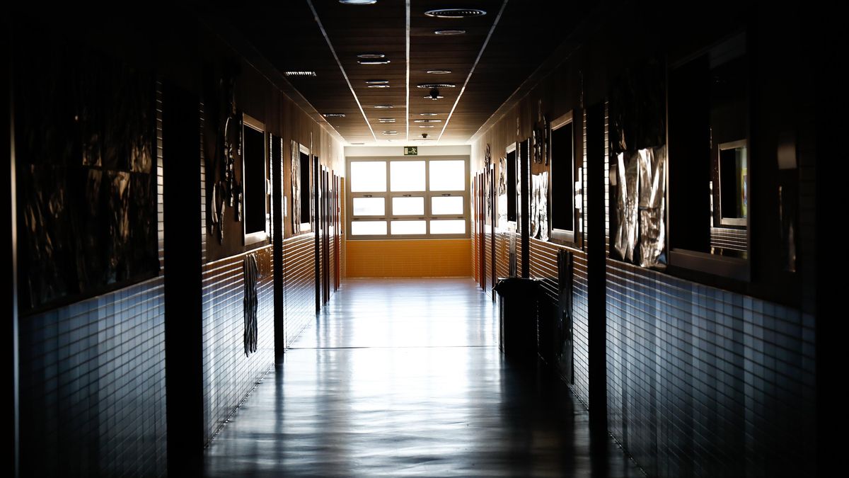 Pasillo vacío en un colegio
