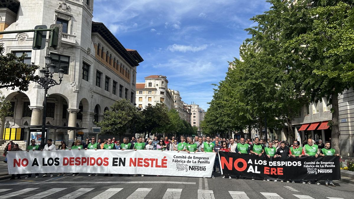 Un centenar de trabajadores de Nestlé protesta en Santander contra el ERE y pide una mesa de trabajo para un acuerdo