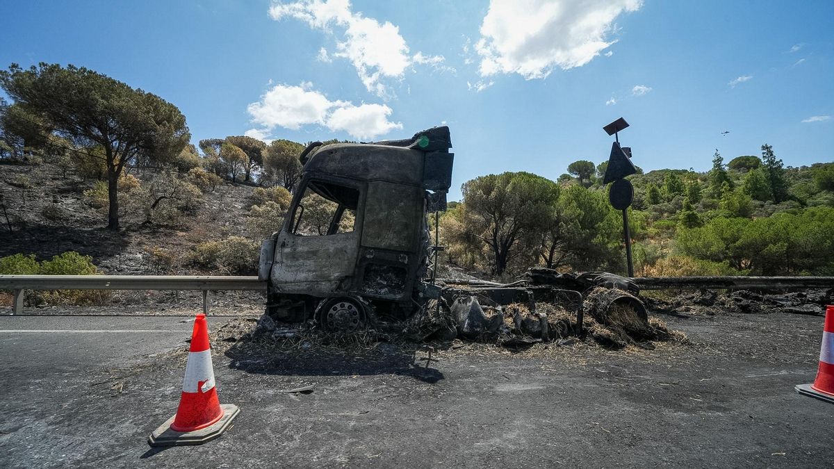 El Seprona investiga las circunstancias por las que ha ardido el camión que ha provocado el incendio en la sierra
