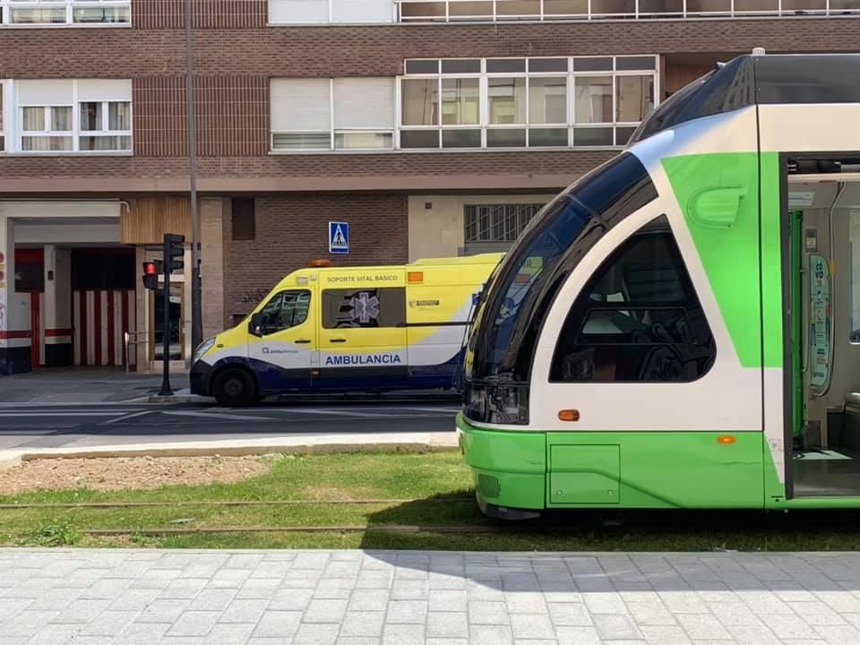 Una ambulancia, tras el tranvía, en Vitoria