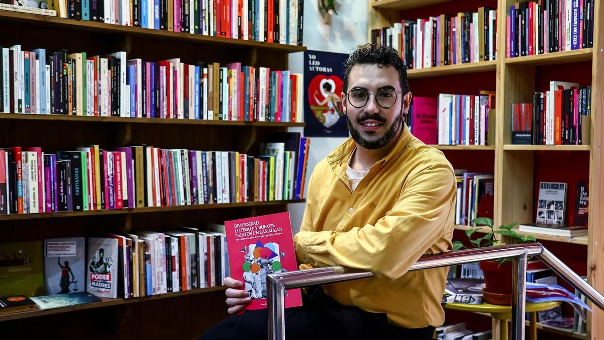 Iván Gómez Beltrán con un ejemplar de la guía editada por XEGA en la librería
Cambalache, en Oviedo.