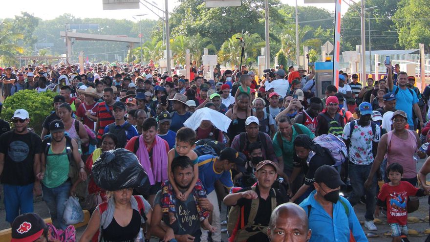 Caravana migrante avanza bajo el calor por el sureste de México