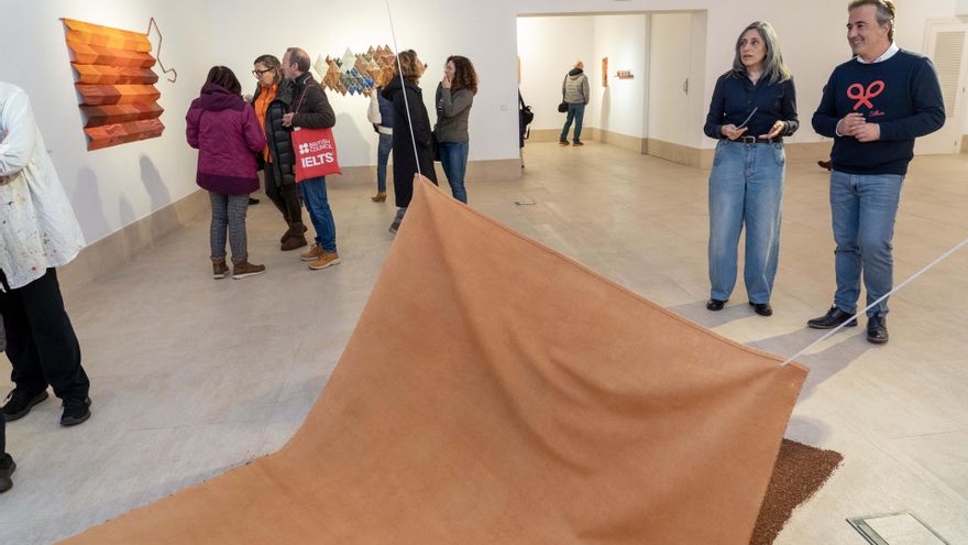 La Vidriera de Camargo inaugura la muestra de escultura 'Algo que tiene que ver con el tacto: la piel de la Tierra'
