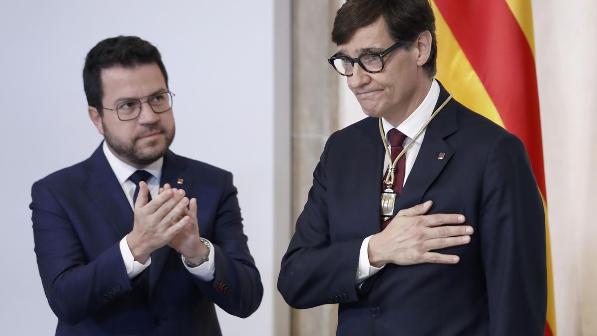 El presidente electo de la Generalitat, Salvador Illa (d), y el expresidente, Pere Aragones
