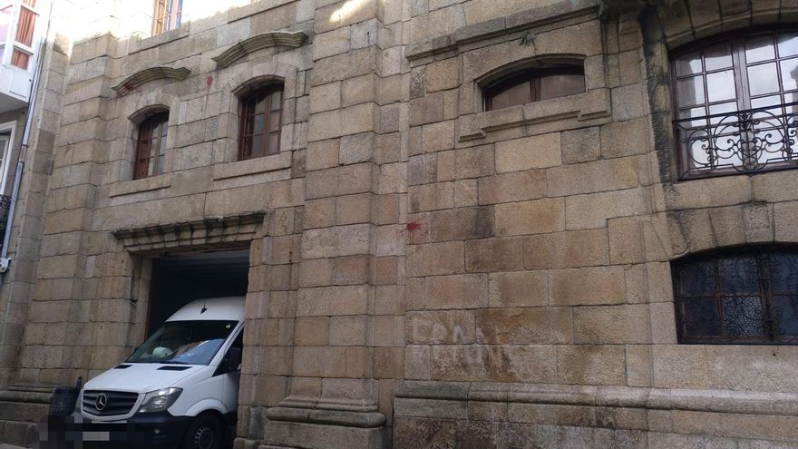 Una furgoneta sale de la Casa Cornide en A Coruña