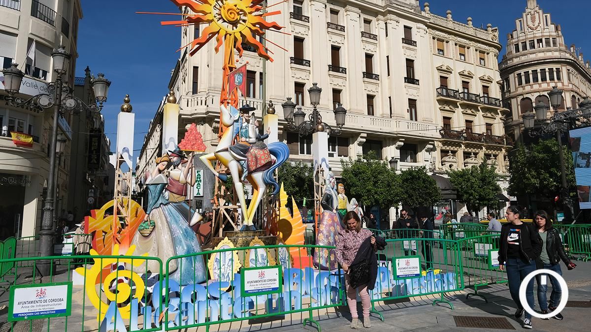 Las dos hogueras de Alicante que arderán este sábado ya están en Las Tendillas