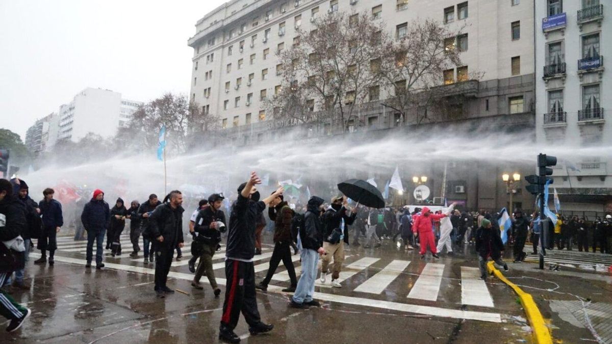 Reprimen la marcha frente al Congreso