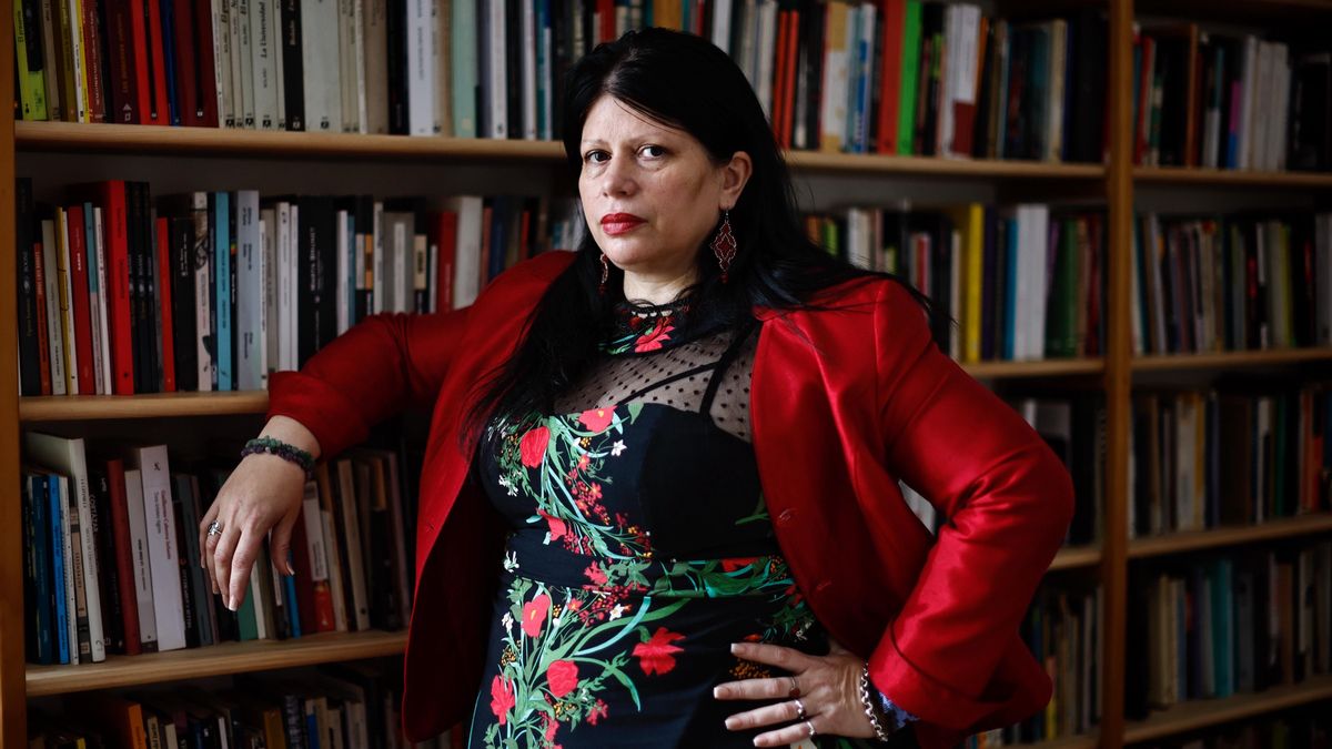 La escritora argentina Dolores Reyes posa durante una entrevista en Ciudad de México