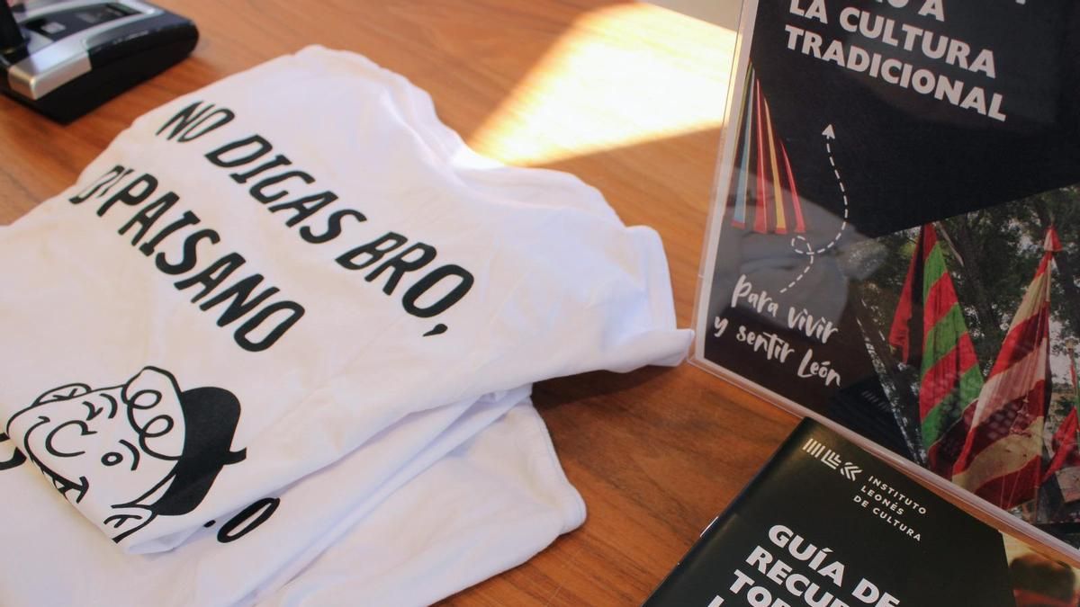 ‘Guía de recursos en torno a la cultura tradicional leonesa’ y camisetas disponibles en el Museo de los Pueblos Leoneses.