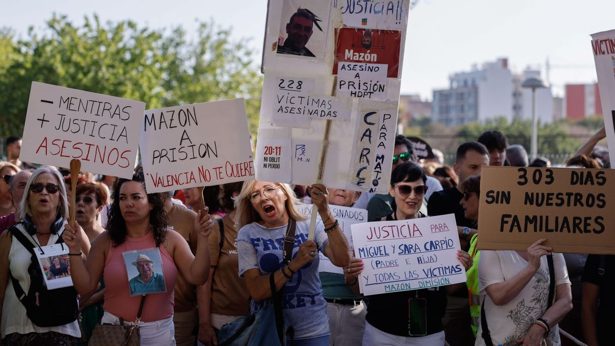 Manifestantes en Catarroja contra la gestión de Mazón en la DANA