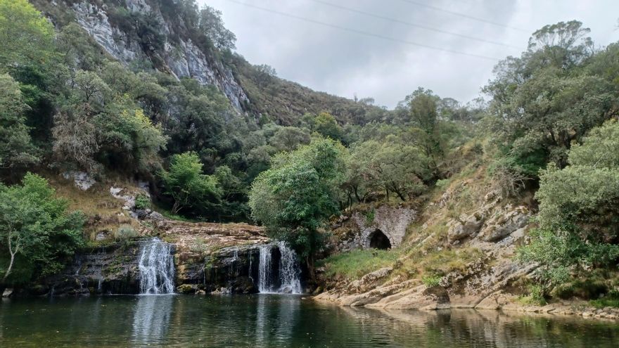 Esta ruta de senderismo en Cantabria apta para principiantes atraviesa cuevas, pasarelas y termina en una cascada