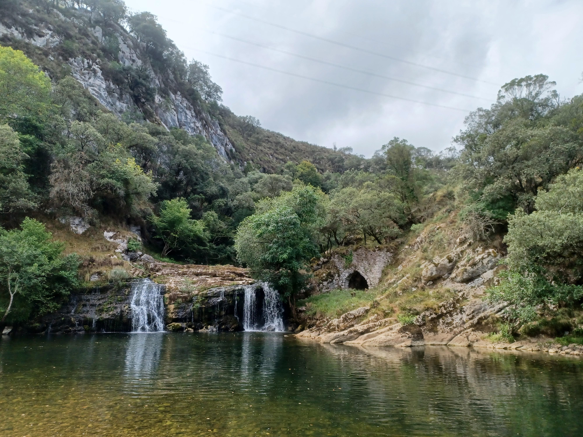 Tramo del camino entre Muñorrodero y Cades, donde el sendero avanza paralelo al cauce del Nansa.