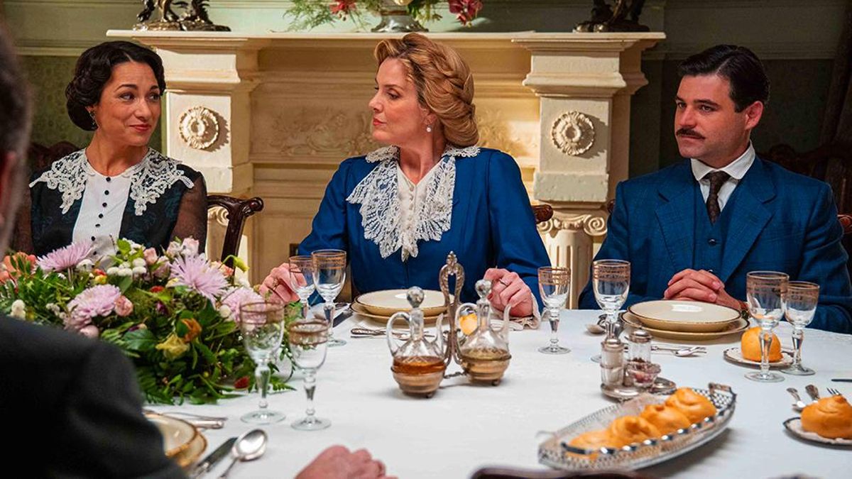 Leocadia, Cruz y Manuel, en un capítulo de 'La Promesa'