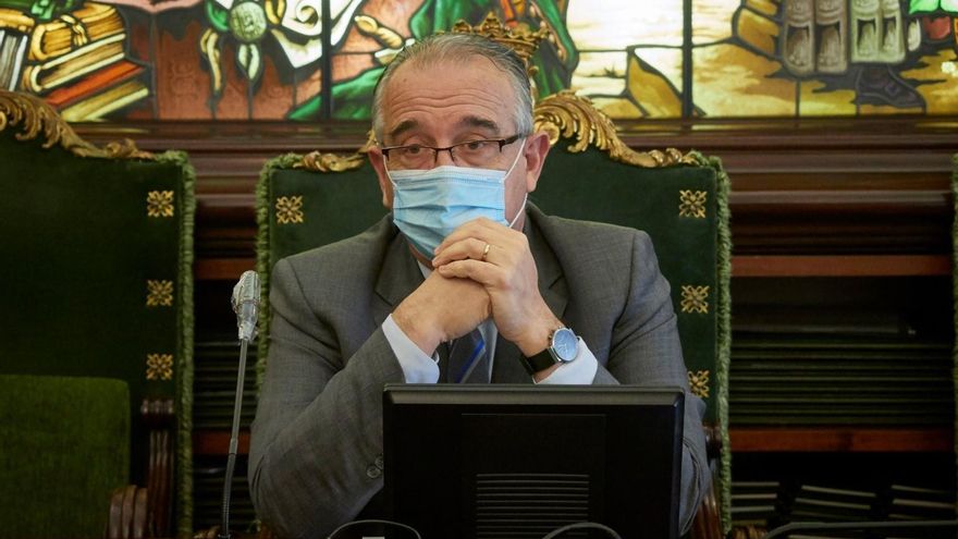 Archivo - El alcalde de Pamplona, Enrique Maya, en un pleno del Ayuntamiento.