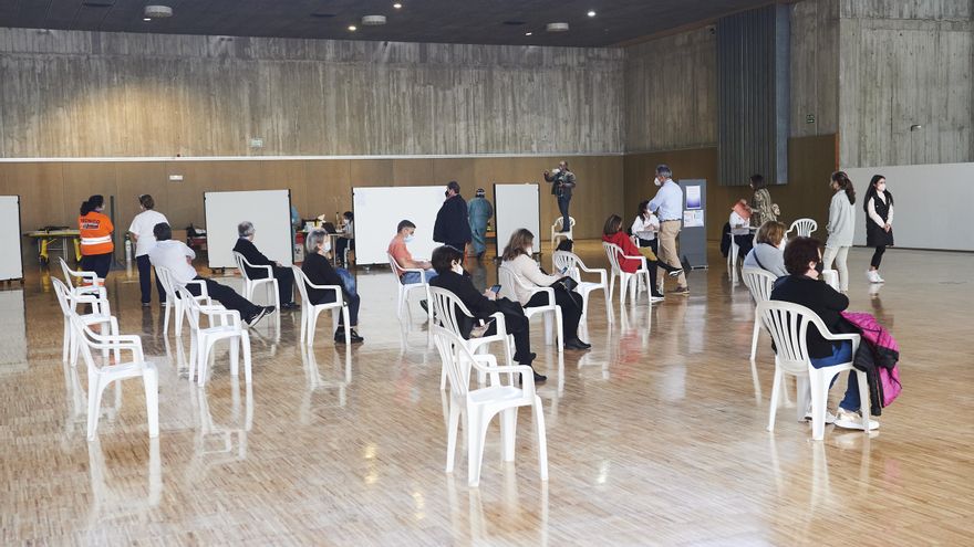 Archivo - Varias personas, en un dispositivo de vacunación masiva frente al Covid-19, en el Palacio de Exposiciones y Congresos de Santander