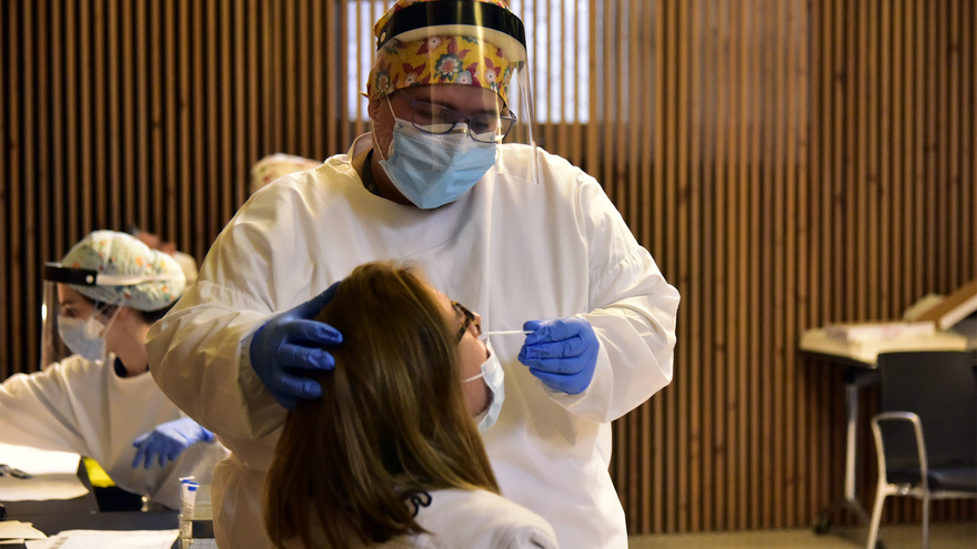 Catalunya reactiva las bajas automáticas por COVID ante el aumento de casos