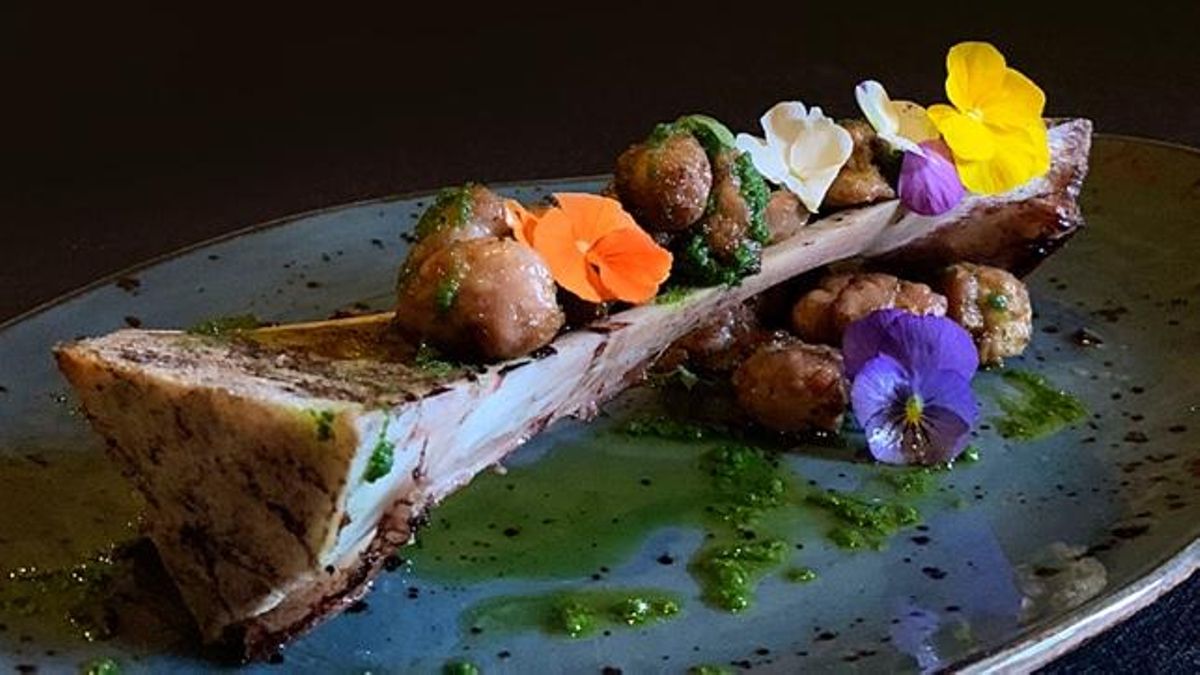 ¿Se come el tuétano y por qué ahora el steak tartar se sirve sobre él?