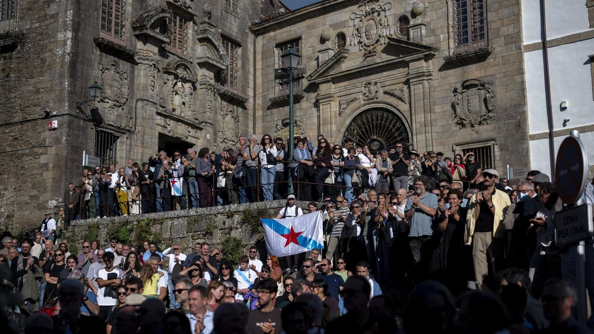 La multitud observa alejarse el féretro de Beiras tras el acto de despedida en el Museo do Pobo Galego.