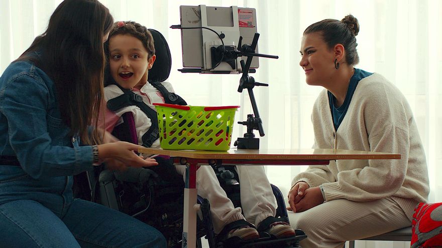 “¿Por qué tengo yo que estar así?” El documental que pone ante el espejo la desigualdad en la prueba del talón