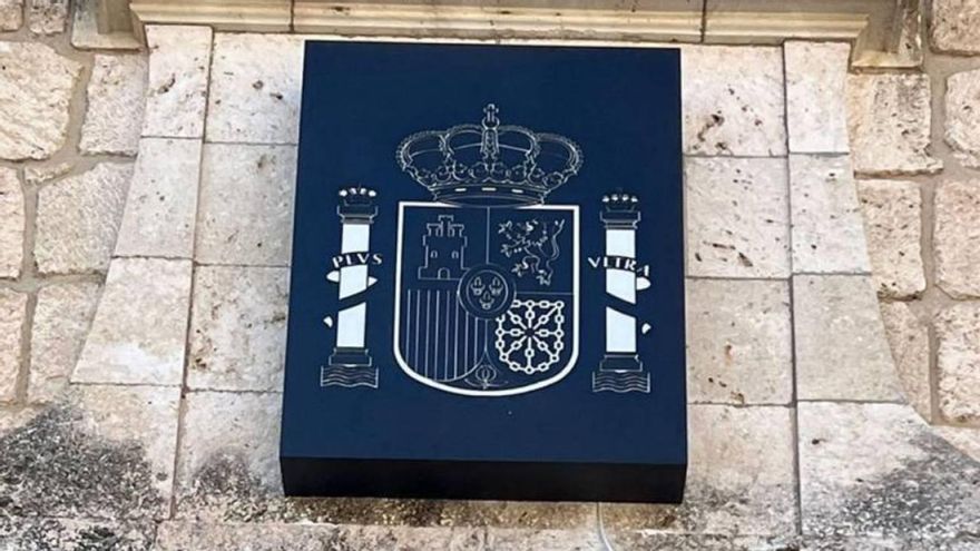 Escudo constitucional en el cuartel de la Guardia Civil en Brihuega