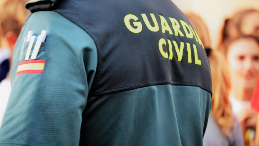 Un agente de la Guardia Civil, de espaldas