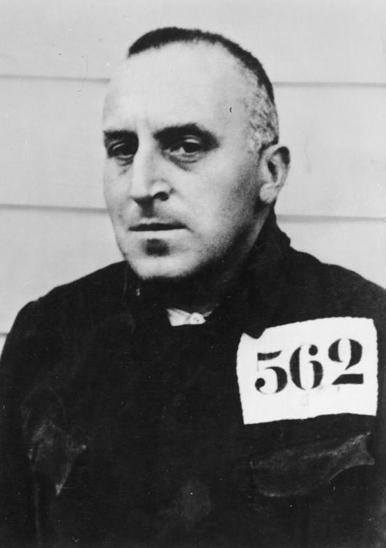 Ossietzky con traje de presidiario