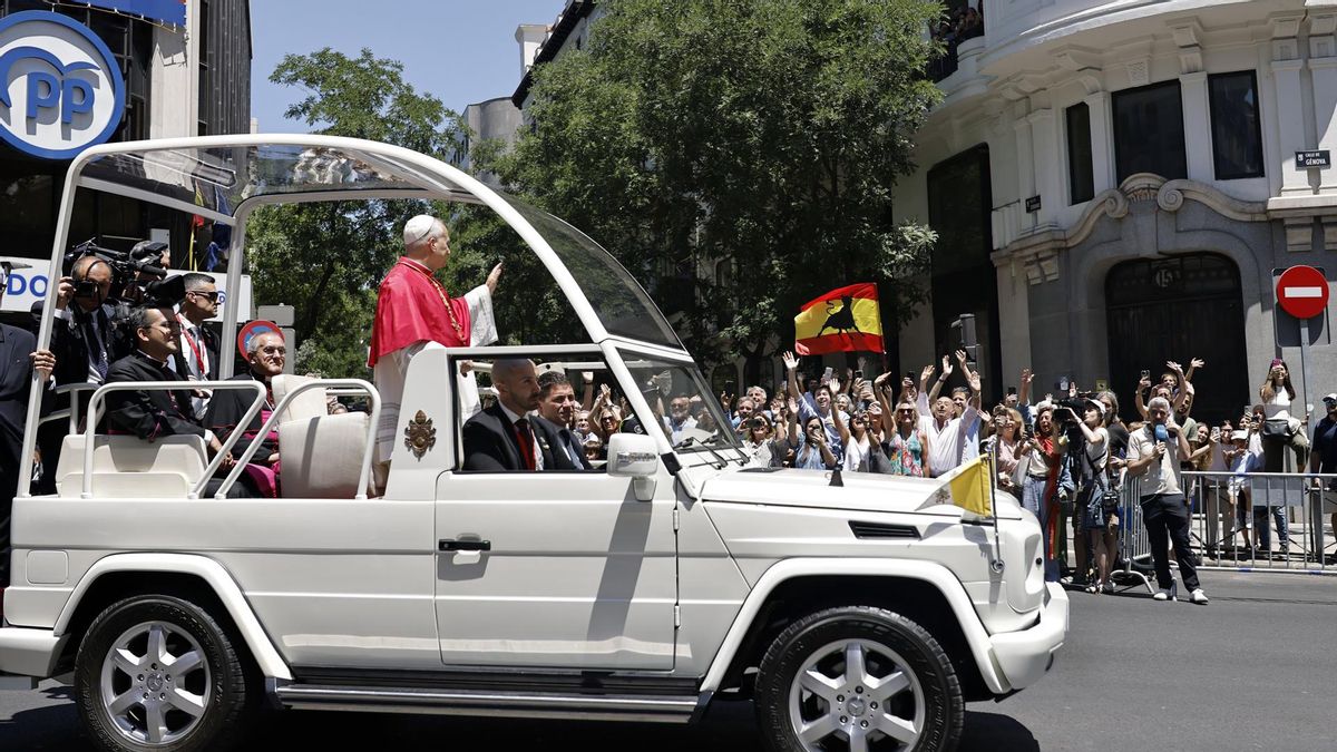 El papa León XIV saluda a los fieles a su paso por la calle Génova en su recorrido por el centro de Madrid en el papamóvil, en el primer trayecto que el Sumo Pontífice realiza con este vehículo por la capital, para dirigirse a la Plaza de Colón, este sábado, primer día de los seis que componen su visita oficial a España.