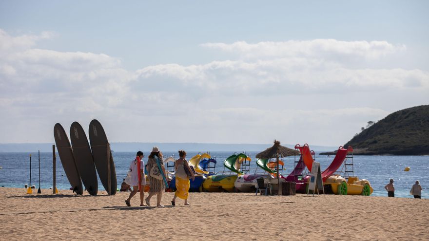 Turistas en la playa de Magaluf