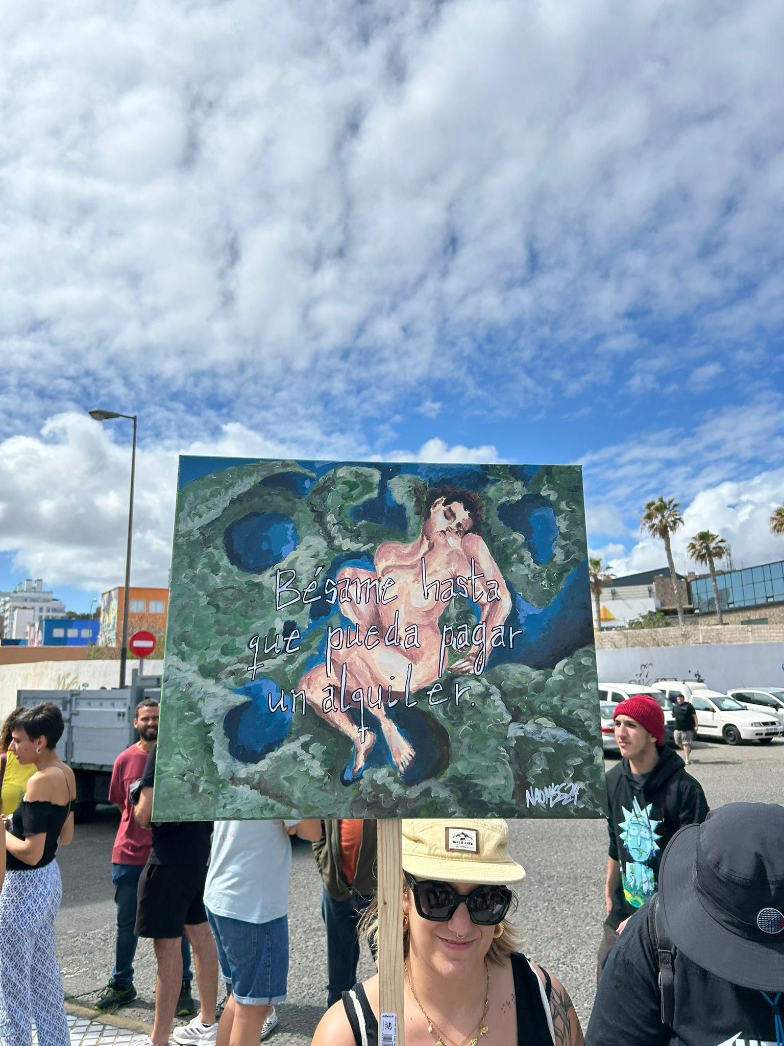 Pancarta vista en la manifestación de Gran Canaria "Bésame hasta que pueda pagar el alquiler".