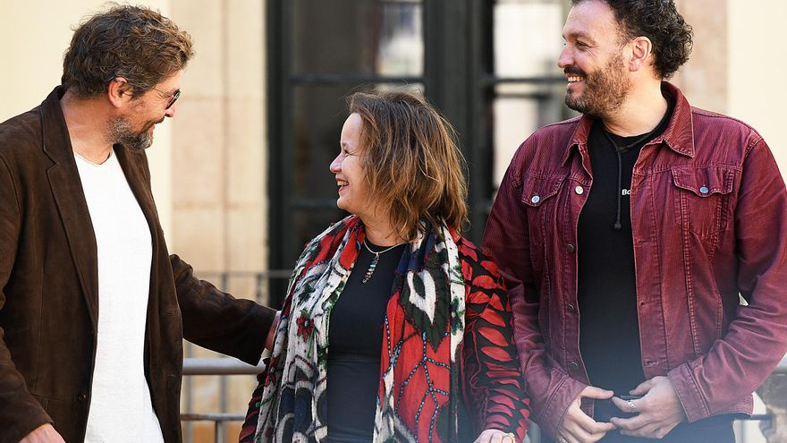 Yúdnikov junto a Ivor Stodolski y Marita Muukkonen, fundadores de Artists at Risk