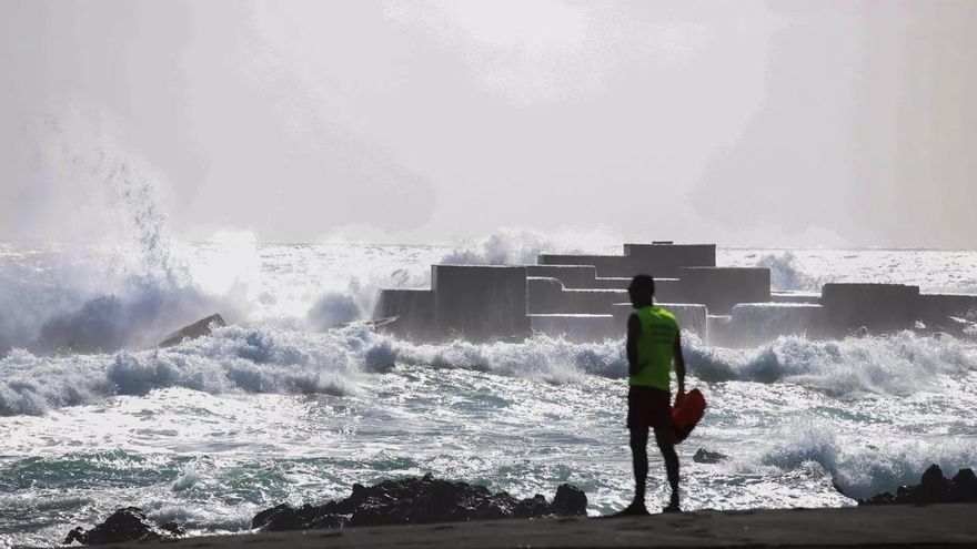Prealerta en Canarias por olas que pueden superar los tres metros de altura