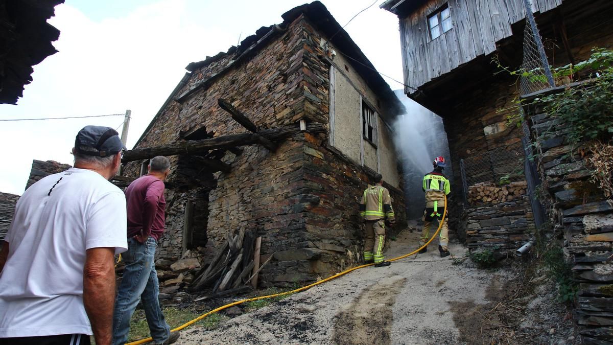 Bomberos del Ayuntamiento de Soria acuden a apagar rescoldos de casas incendiadas en el pueblo de Lusío (Oencia).