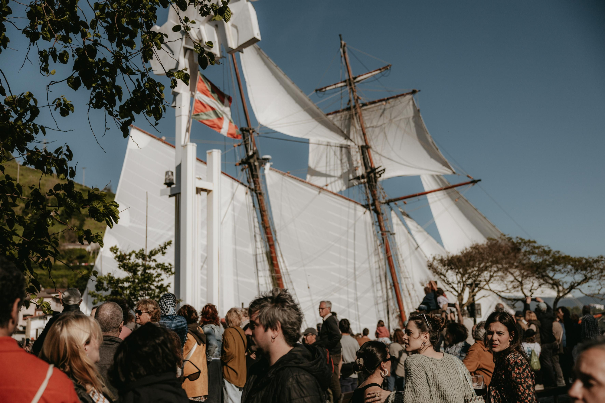 Más de cien embarcaciones despliegan sus velas en el festival marítimo de Pasaia con el 'Aita Mari' a la cabeza