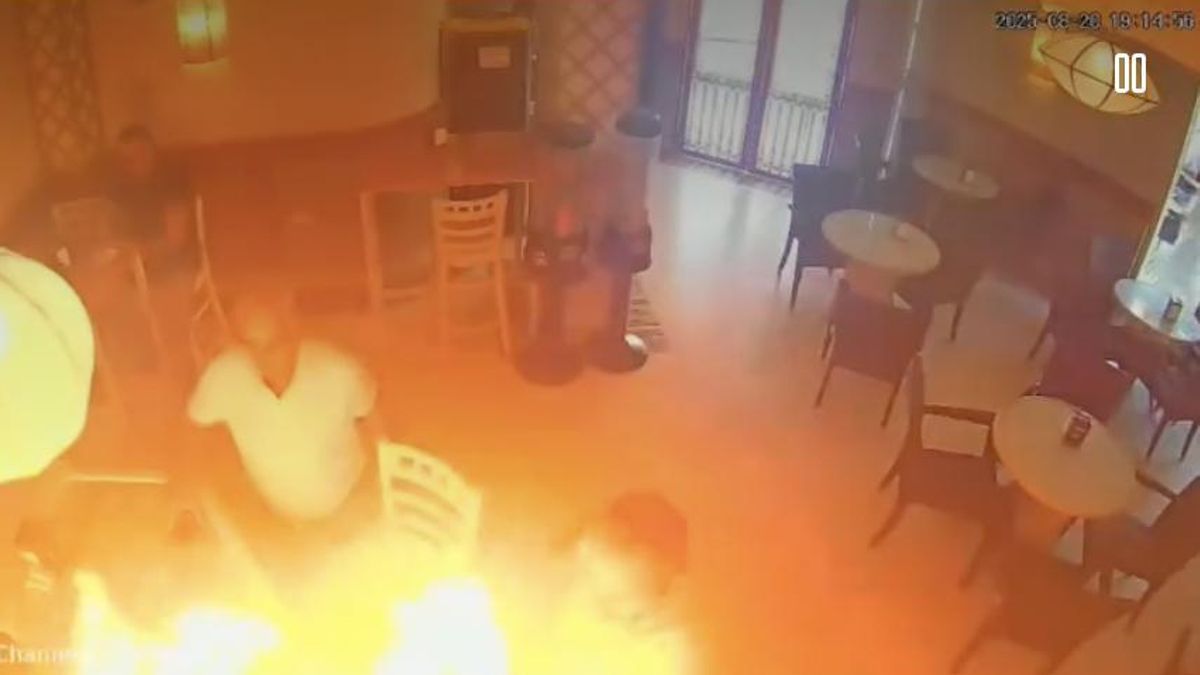 El momento del incendio ha sido registrado por las cámaras de seguridad del local