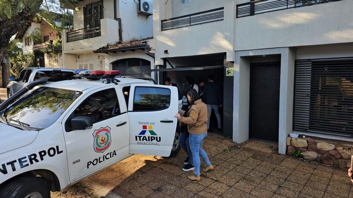 El momento en que la policía detenía este martes a Kueider, en Asunción.