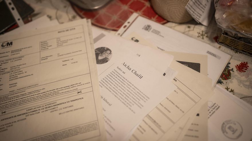 Los papeles que guarda Aicha para presentar su solicitud a la regularización y demostrar sus años de residencia en España