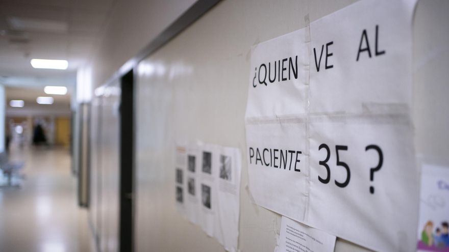 Ayuso prohíbe los carteles a favor de la huelga de atención primaria en los centros de salud de Madrid